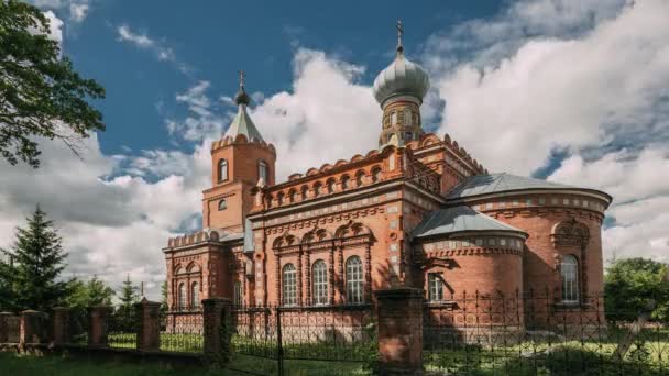 Vesnice Pirevichi, oblast Zhlobin v oblasti Gomel v Bělorusku. Kostel Všech svatých je stará kulturní a architektonická památka. Časová prodleva, Timelapse — Stock video