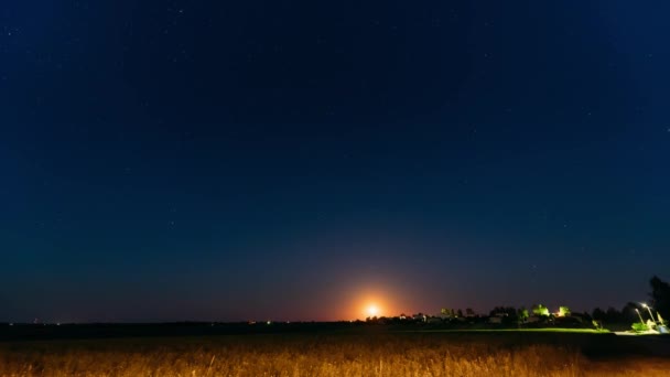 Time Lapse Time-lapse Timelapse Of Moonrise Above Belarusian Village In Eastern Europe (en inglés). Casa bielorrusa en la aldea o campo de Bielorrusia en la noche estrellada de verano — Vídeo de stock