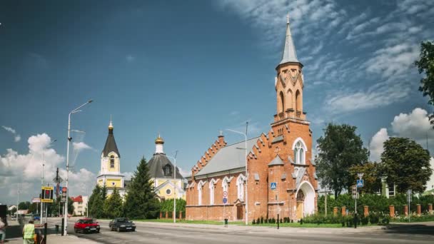 Rechytsa, Gebiet Gomel, Weißrussland. Heilige Dreifaltigkeit Katholische Kirche im sonnigen Sommertag — Stockvideo