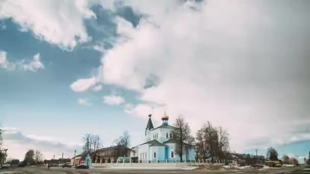 Korma Village, distrito de Dobrush, Bielorrússia. Igreja do Convento de St. John The Korma. Famosa Igreja Ortodoxa. Time Lapse Time-lapse Time-lapse — Vídeo de Stock