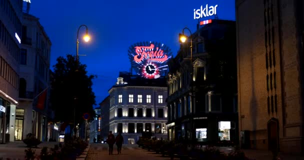 Oslo, Noruega - 24 de junho de 2019: Freia Sign In Night Time. Velho sinal comercial para o norueguês Chocolate Freia. Doces de chocolate noruegueses empresa de fabricação de relógios Freia na Praça Egertorget. 4K. — Vídeo de Stock