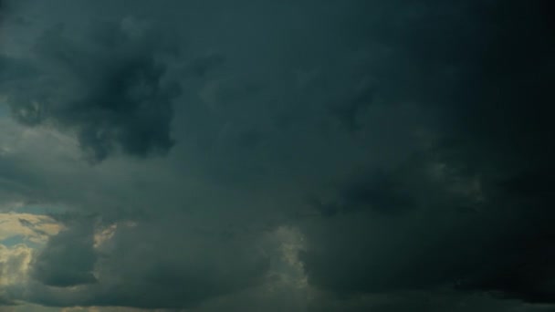 4K Time Lapse Timelapse View Blue Nublado cielo lluvioso antes de tormenta fuerte. Transition Into Dark Dramatic Sky In Rainy Day. Mal tiempo Time-lapse — Vídeo de stock