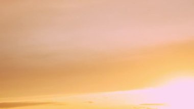 Sunset Sky 'dan Güneş Işığı. Pofuduk Bulutlu Parlak Dramatik Gökyüzü. Sarı, Turuncu, Renkler. Şafak vakti