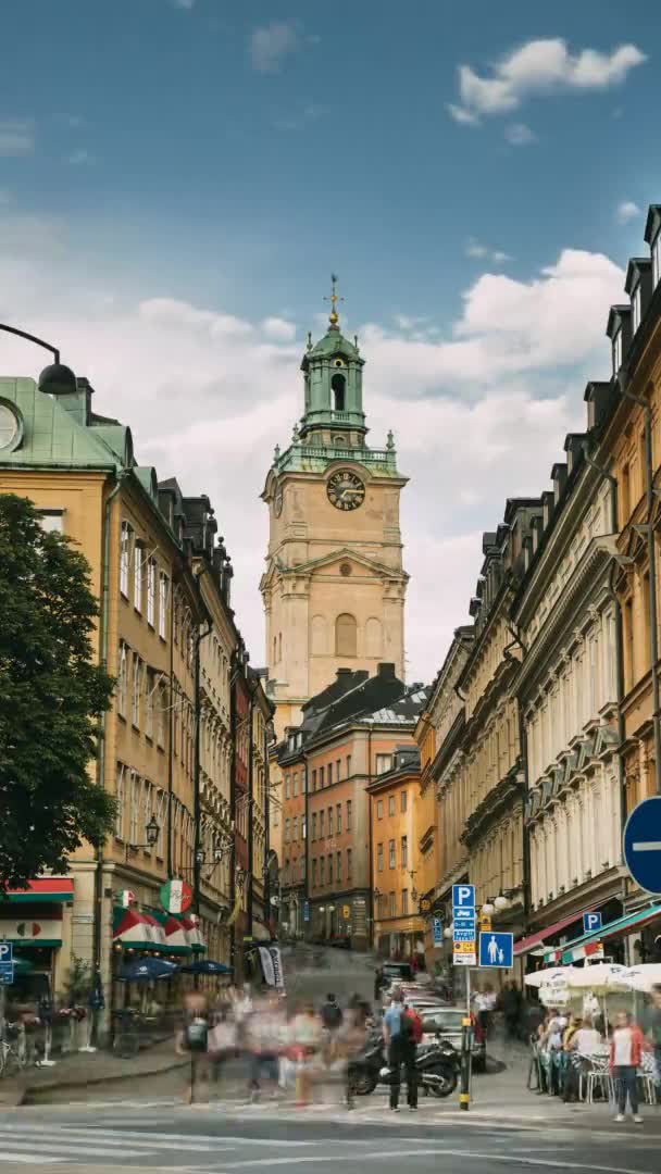 Stockholm, Schweden - 29. Juni 2019: Vertikale Ansicht der Altstadt mit Turm von Storkyrkan - Die große Kirche oder Kirche des Heiligen Nikolaus. Die Stockholmer Kathedrale ist die älteste Kirche in Gamla Stan, der Altstadt — Stockvideo