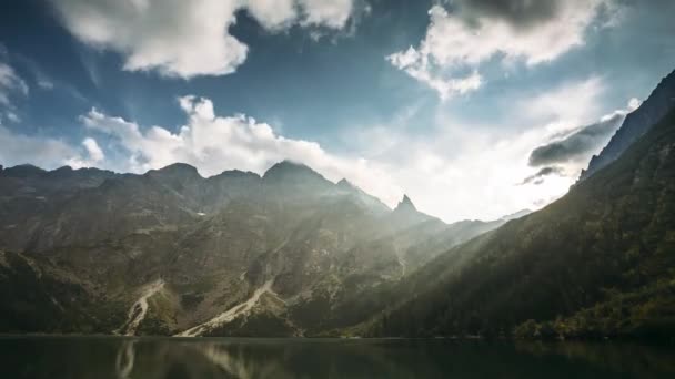 Parc national des Tatra, Pologne. Montagnes célèbres lac Morskie Oko ou lac Sea Eye en soirée d'été. Beaux rayons du soleil couchant au-dessus du paysage du lac Tatras. — Video