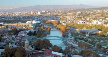 Tiflis, Georgia. Sonbahar Akşamı 'nın ünlü simgelerinin en iyi manzarası. Gürcistan başkenti Skyline Cityscape. Adalet Evi, Barış Köprüsü, Konser Salonu, Rike Park ve Başkanlık Sarayı