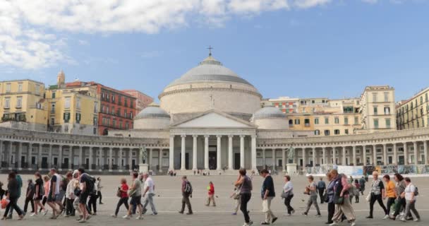 Nápoles, Italia - 17 de octubre de 2018: Gente caminando cerca de la famosa Basílica Real de San Francesco di Paola en la Piazza del Plebiscito — Vídeos de Stock