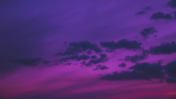 Sunrise Sky φωτεινό δραματικό ουρανό με σύννεφα σε κίτρινο πορτοκαλί ροζ πορφυρό χρώμα φούξια 4K Time Lapse Timelapse Time-lapse φόντο του καλοκαιριού. — Αρχείο Βίντεο