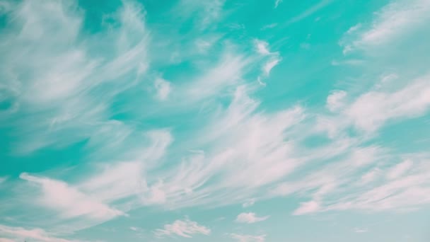 Fluffy Moln Cloud Sky Blue rör sig i blå molnig himmel med fluffiga moln. Naturlig bakgrund Molnlandskap 4K Time Lapse, Timelapse, Time-lapse. 4K blå bakgrund. Abstrakt blå. Moln vit blå himmel — Stockvideo