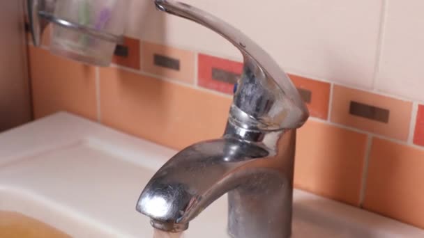 Acqua arrugginita dal rubinetto. Inquinamento delle acque. Ambiente globale — Video Stock