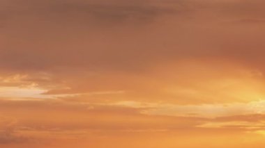 Gün batımı bulutlu bulutlu ve bulutlu. Sunset Sky Doğal Arkaplanı. Günbatımı hızlandırılmış zaman sarılı, turuncu renkli. Günden Akşama Geçiş