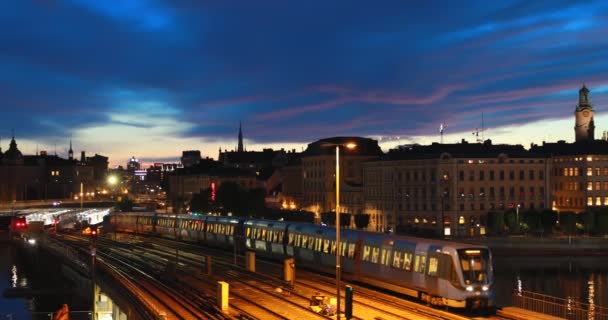 Stockholm, Schweden. U-Bahn in Bewegung während der Nacht. City Skyline. 4K — Stockvideo