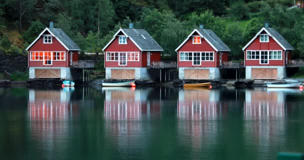Flam, Noruega - 14 de junho de 2019: Famous Red Wooden Docks In Summer Evening. Pequena cidade turística de Flam no lado ocidental da Noruega, nas profundezas dos fiordes. Famoso marco norueguês e destino popular. 4K — Vídeo de Stock