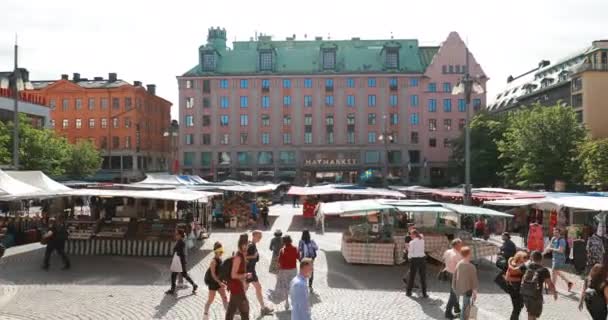 Estocolmo, Suecia - 28 de junio de 2019: Personas que visitan el mercado local de heno Hotorget 4K. — Vídeo de stock
