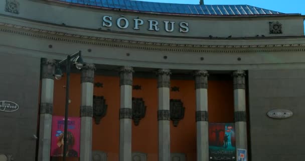 Tallinn, Estonsko - 2. července 2019: Lidé kráčející v blízkosti Soprus Cinema Building In Sunny Summer Evening — Stock video