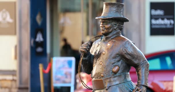 Tallinn, Estonsko - 2. července 2019: Bronzová socha šťastného kominíka s bronzovými kroky za ním — Stock video