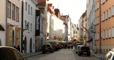Tallinn, Estonya - 2 Temmuz 2019: Vene Caddesi 'nde Yürüyen İnsanlar