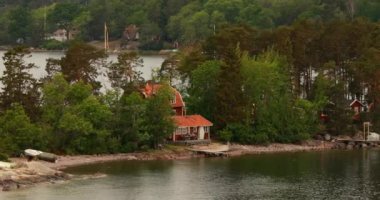 İsveç Tahta Sauna Kereste Kulübesi Ada Sahili Yazın Bulutlu Günü