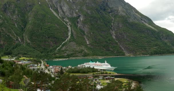 Eidfjord, Norvège. Navire touristique ou ferry Bateau de ligne de bateau mouillé près du port dans la journée d'été. Vue Aérienne D'un Repère Norvégien Célèbre Et D'une Destination Populaire — Video