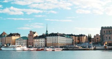 Stockholm, İsveç. Stockholm 'ün eski bir kasabasında yazın manzaralı ünlü Embankment manzarası. Yaz akşamında Gamla Stan. Ünlü Popüler Hedef Yeri ve UNESCO Dünya Mirası Sitesi