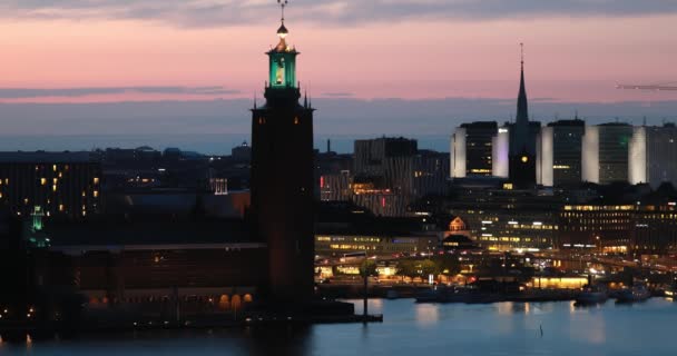 Στοκχόλμη, Σουηδία. Γραφική θέα του διάσημου πύργου του Δημαρχείου της Στοκχόλμης. Κτίριο Δημοτικού Συμβουλίου. Διάσημο δημοφιλές μέρος προορισμού στο σκοτάδι φώτα. Φωτισμός νύχτας. 4K — Αρχείο Βίντεο