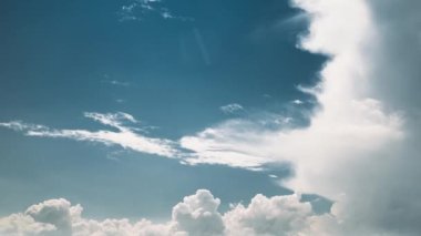 Hazır ol. Yağmurdan Öncesi ve Sonrası Zaman Hızlandırmalı Dramatik Gökyüzü. Yağmur bulutları. Hava Durumu Tahminleri.