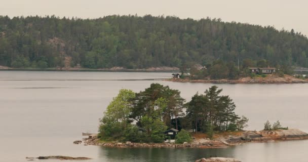 Casa di legno svedese della capanna di legno della sauna sulla costa dell'isola nel giorno nuvoloso di estate — Video Stock