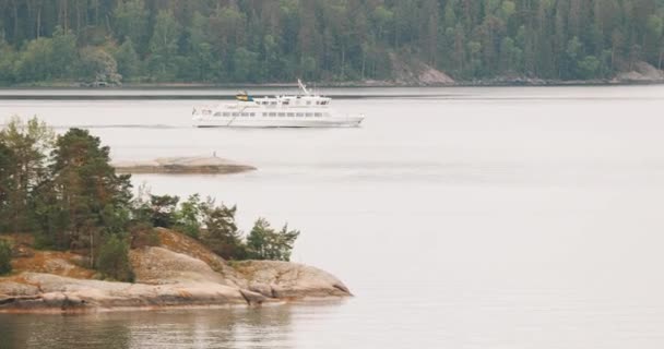 Fartyget flyter nära svenska träbastun Log Cabin House På Öns Kust på sommaren Molndagen — Stockvideo