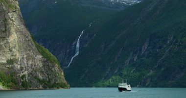Geirangerfjord, Norveç. Turistik Feribot Gemisi Bahar Gününde Geirangerfjorden 'ın sularında yüzen gemi. Ünlü Norveç Tarihi Yeri ve Popüler İstikamet