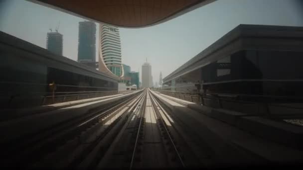 阿拉伯联合酋长国迪拜的地铁。快速驱动下的FPV POV 。在模糊的运动中，无人驾驶的地铁。阿联酋未来派城市天际线。长期暴露时间、时间、时间间隔、时间间隔、街道 — 图库视频影像