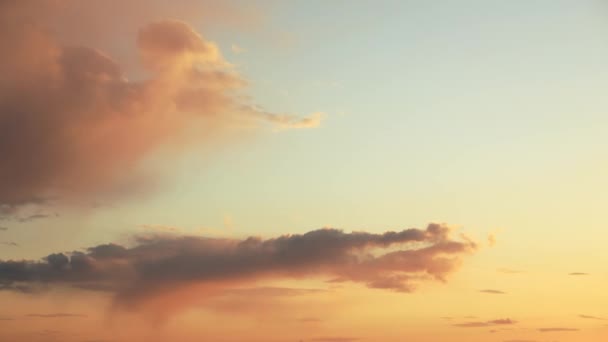 Ηλιόλουστο συννεφάκι με χνουδωτά σύννεφα. Sunset Sky Φυσικό φόντο — Αρχείο Βίντεο