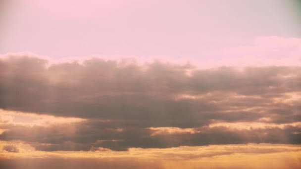 Ηλιόλουστο συννεφάκι με χνουδωτά σύννεφα. Sunset Sky Φυσικό φόντο — Αρχείο Βίντεο