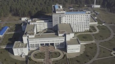 Güneşli bahar gününde Tıp Bilimi Merkezi 'nin havadan görünüşü. Üst Manzara. Drone View. Birds Eye View D LoG Sınıflandırılmamış.