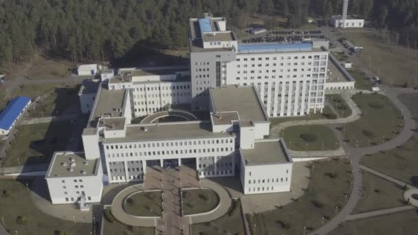 Légi felvétel az Orvosi Tudományos Központ épületéről az Európai Tavasz napsütésben. Top View-ban. Drónra néző. Madarak szem megtekintése D LOG Ungrade. — Stock videók