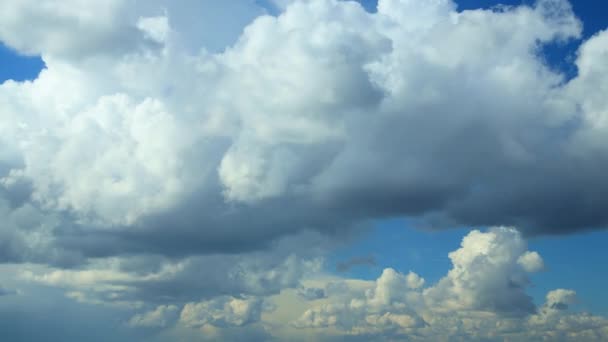 Molnblå himmel med fluffiga moln. Naturlig bakgrund — Stockvideo