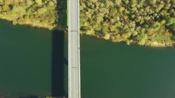 Tschatschersk, Weißrussland. Luftaufnahme einer Brücke über den Fluss Sozh am Sommertag. Top-Ansicht der schönen europäischen Natur aus großer Höhe in der Sommersaison. Drohnenblick. Vogelperspektive — Stockvideo