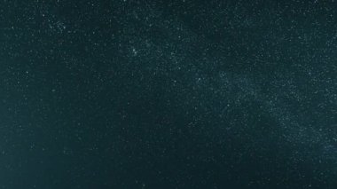 Parlayan Yıldızlı Gece Gökyüzü. Samanyolu Galaksisi 'ndeki Venüs Gezegeni' nin parlaklığı. Gün batımının ışıklarında gökyüzü. 4K Zaman Çizelgesi