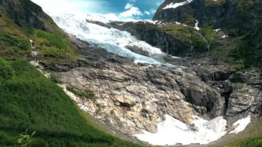 Jostedalsbreen Ulusal Parkı, Sogn Og Fjordane County, Norveç. Bahar güneşli gününde Boyabreen Buzul Manzarası. Ünlü Norveç Tarihi Yeri ve Popüler İstikamet