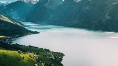 Sogn ve Fjordane Fjord, Norveç. Muhteşem fiyort Og Fjordane. Yazın Meşhur Doğal Cazibe Tarihi ve Popüler Varış Yeri Yaz Manzarası