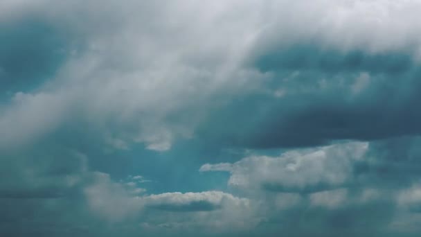 Rayos de sol brillando a través del cielo nublado lluvioso con nubes de lluvia esponjosas. Sky Natural Background. Pronóstico del tiempo Concepto — Vídeo de stock