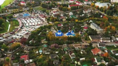 Mahiliou, Belarus. Meşhur Landmark 'a sahip Mogilev Şehri - Azizler Kilisesi Boris ve Gleb, ve Kutsal Haç' ın Yüceliği Kilisesi. Sonbahar Günü 'nde Skyline' ın hava görüntüsü. Kuş Gözü Görünümü