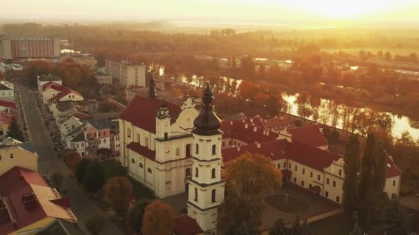 Pinsk, regio Brest, Belarus. Pinsk Cityscape Skyline in de herfst ochtend. Birds-eye View van de kathedraal van de naam van de Heilige Maagd Maria en het klooster van de Greyfriars. Beroemde historische bezienswaardigheden Stockvideo