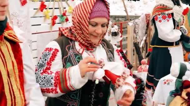 Gomel, Bielorrusia - 18 de febrero de 2018: Mujer vestida con pañuelo de cabeza folclórico nacional durante la celebración nacional tradicional de vacaciones Maslenitsa. Vacaciones de invierno primavera — Vídeo de stock
