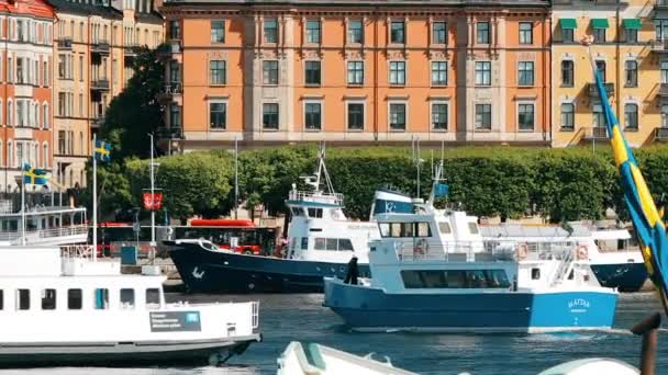 Estocolmo, Suecia - 28 de junio de 2019: Sightseeing Pleasure Boat Floating Near Scenic View Of Embankment. Lugar escénico de destino popular — Vídeo de stock