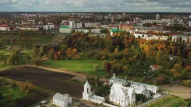 Mahiliou, Belarus. Meşhur St. Nicholas Manastırı 'na sahip Mogilev Şehri. Sonbahar Günü 'nde Skyline' ın hava görüntüsü. Kuş Gözü Görünümü