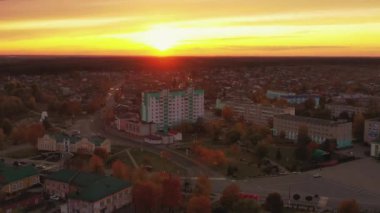 Dobrush, Gomel Bölgesi, Belarus. Sonbahar Akşamında Şehrin Gökyüzü Görüntüsü Skyline
