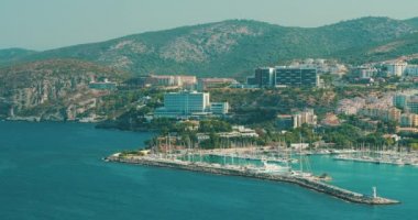 Kusadasi, Aydın, Ayn ili, Türkiye. Rıhtım ve Kusadasi City Sunny Summer Evening 'de. Kusadasi 'nin Ege Sahili, Türkiye' deki Gökyüzü Manzarası
