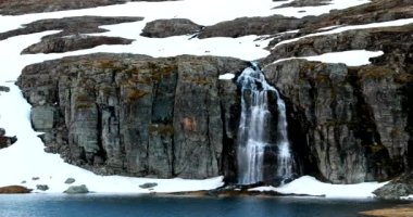 Aurlandsfjellet Yolu, Norveç. İlkbaharda Flotvatnet Şelalesi. Yazın Norveç 'te Manzaralı Yol. Doğal Norveç Tarihi Yeri ve Popüler Varış Yeri. Panorama.
