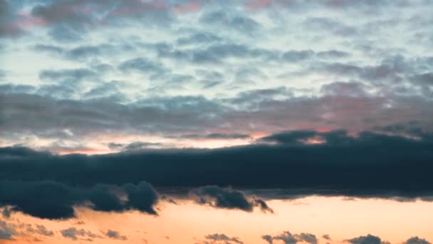 Sonnenuntergang. Heller, dramatischer Himmel mit flauschigen Wolken. Gelb, Orange, Blau und Magenta Farben. Morgenhimmel — Stockvideo