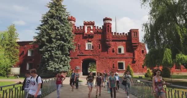 Brest, Weißrussland - 6. Juni 2017: Touristen gehen in der Nähe der Außenfassade des Kholmer Tores der Festung Brest spazieren. Memorial Complex Brest Held Festung an einem sonnigen Sommertag. Set — Stockvideo